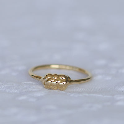 closeup f a yellow gold challah ring